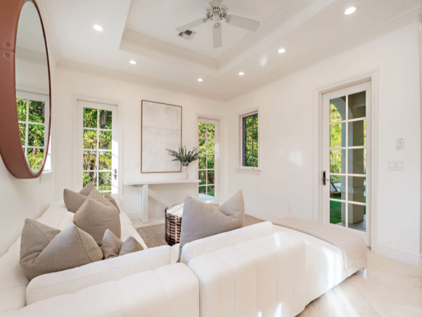 Luxury Vacation Residence in Palm Beach - Steps to Beach with Fire Place & Pool